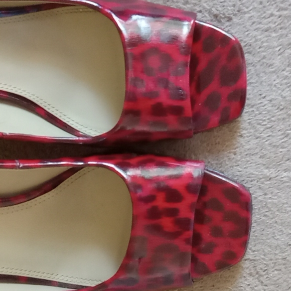 TAHARI | Red Black Patent Heel - Picture 8 of 10